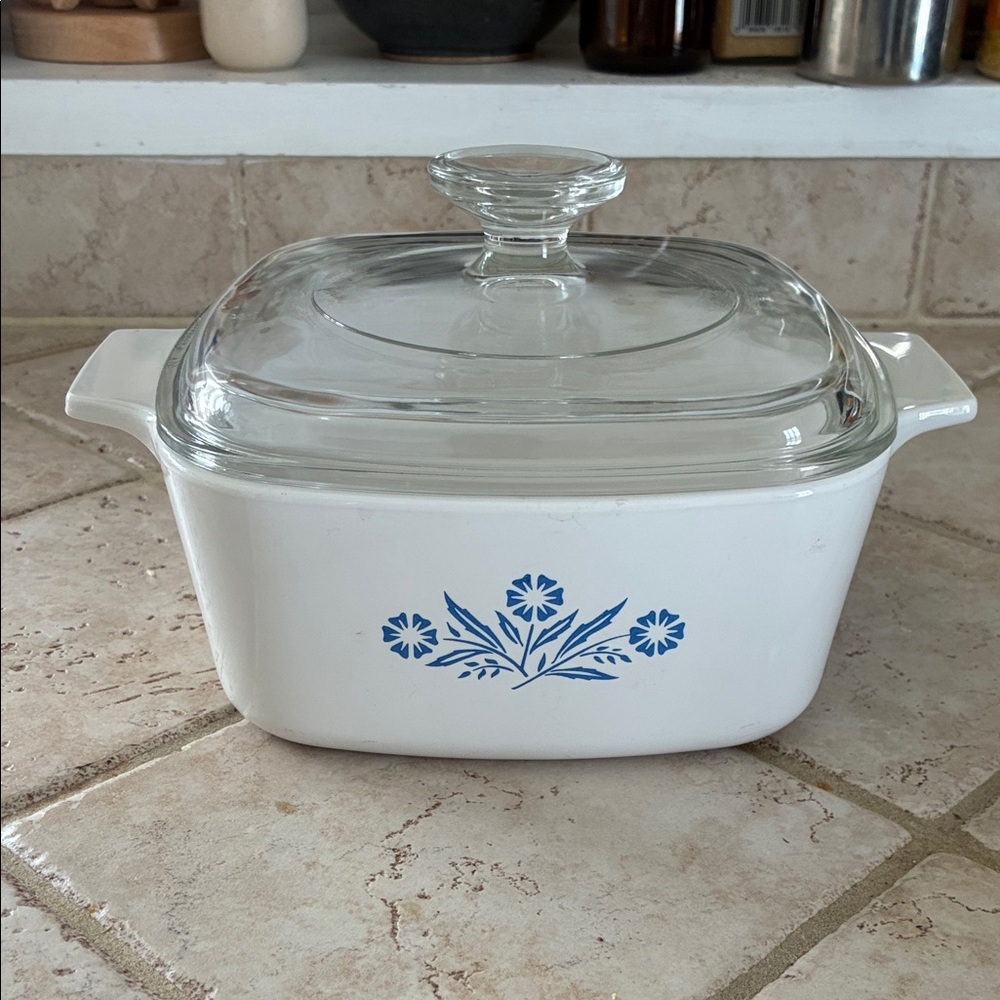 Vintage Corning Ware blue cornflower design 1-1/2 qt baking dish w/ lid.